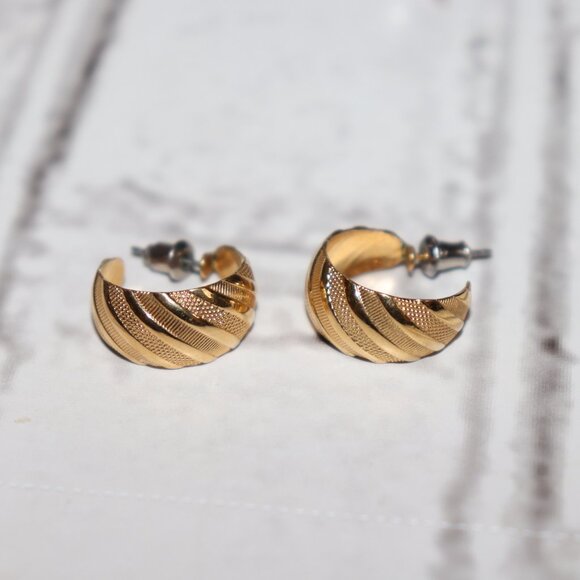 Beautiful vintage gold textured hoop earrings .75" - Picture 2 of 5